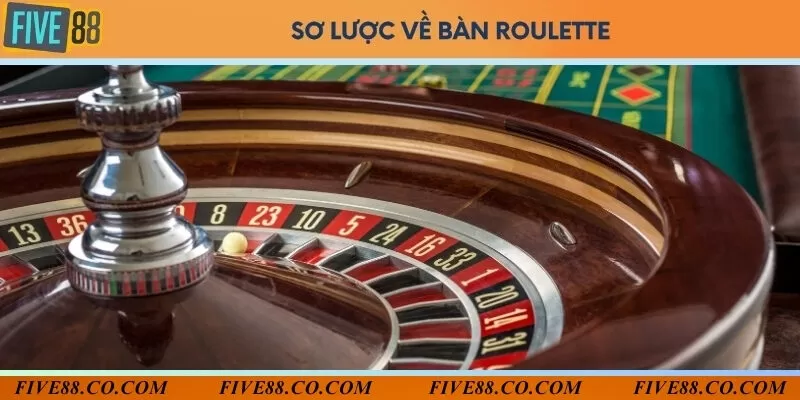 Bàn Roulette dạng bánh xe hình cầu, các quả bóng được đánh số từ 0 - 37